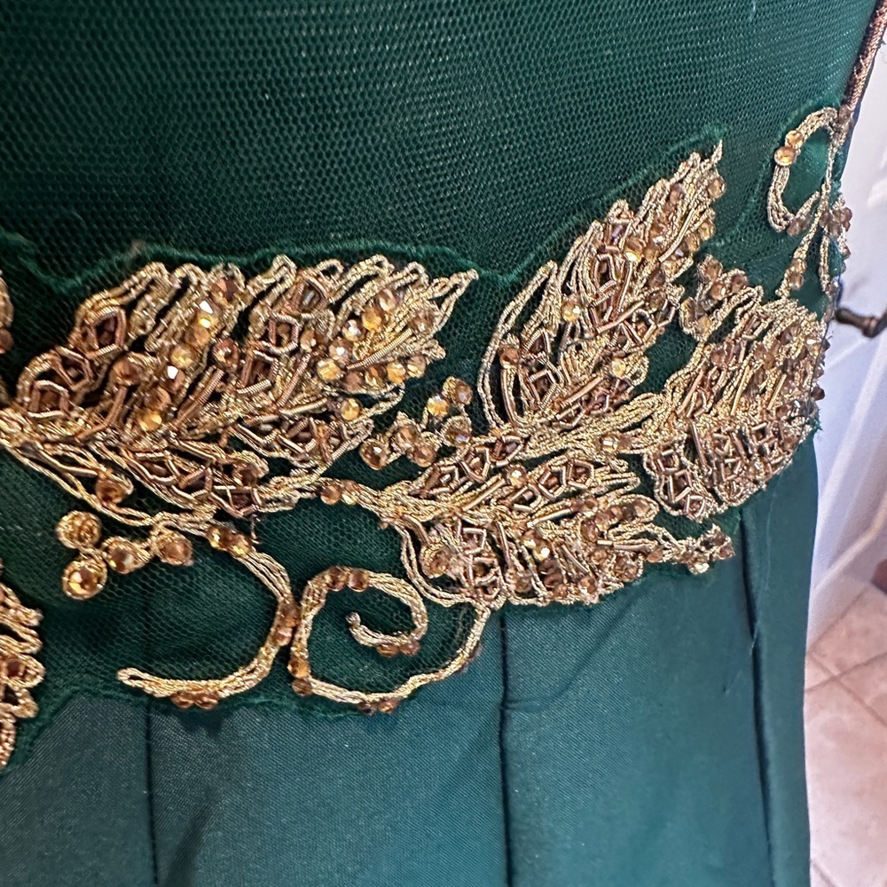 Beautiful emerald green custom made Indian bridal gown - Picture 4 of 13